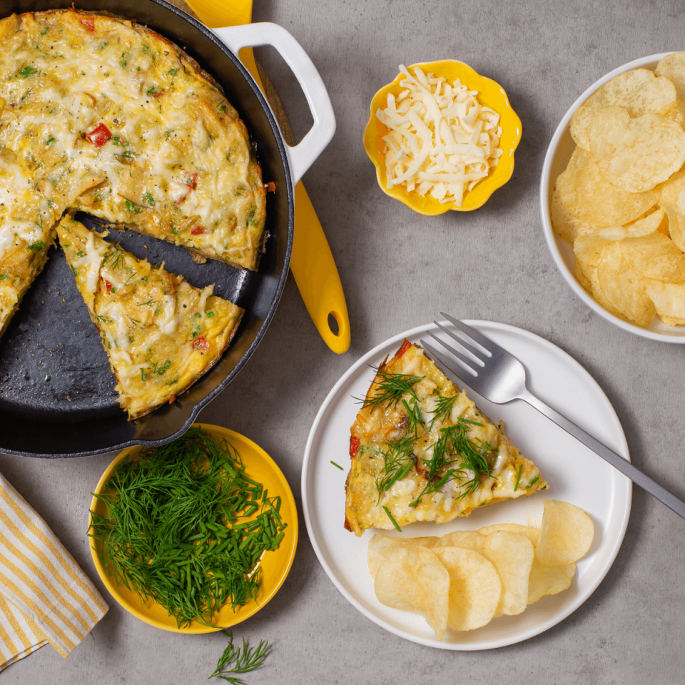 Frittata de cebollas caramelizadas y papas fritas Lay’s®