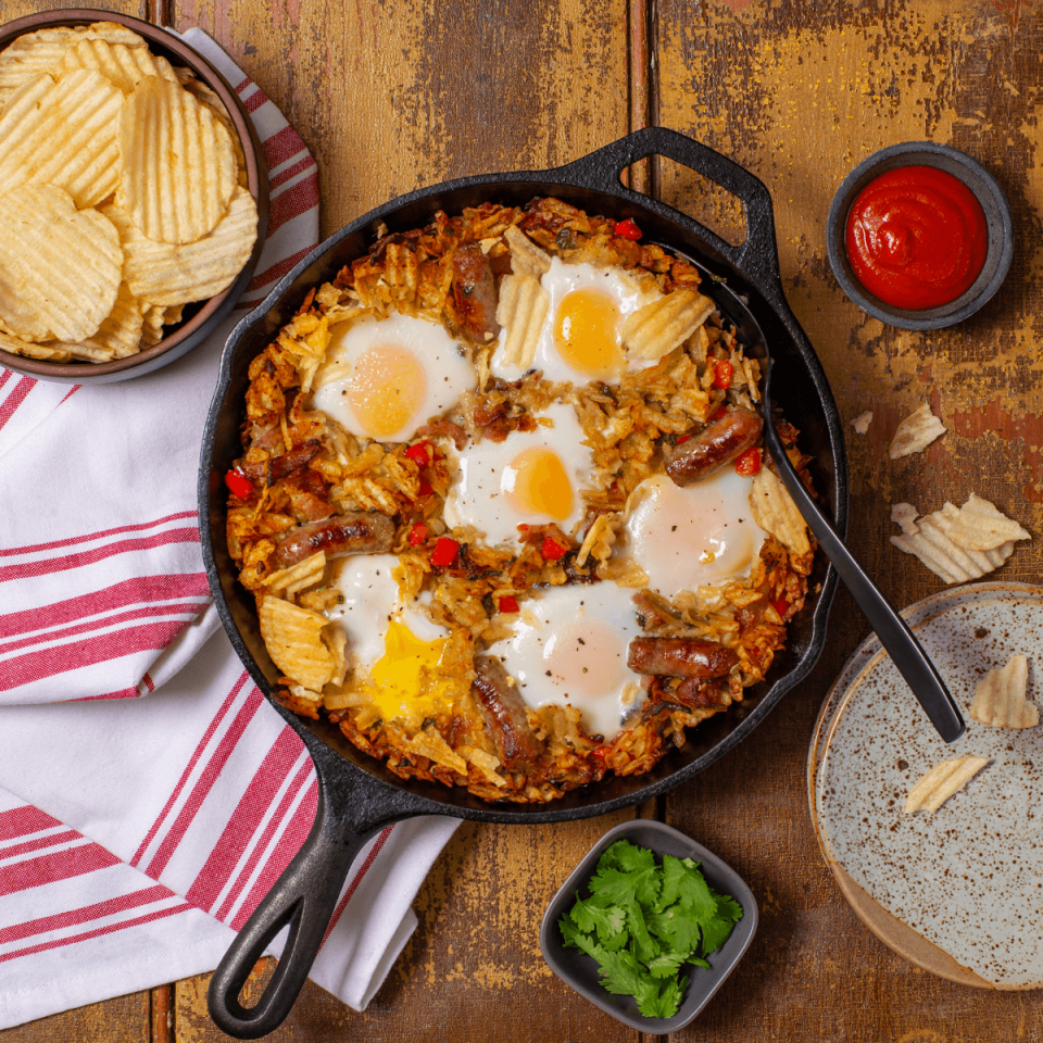 Huevos en cazuela con papas fritas Lay’s® onduladas